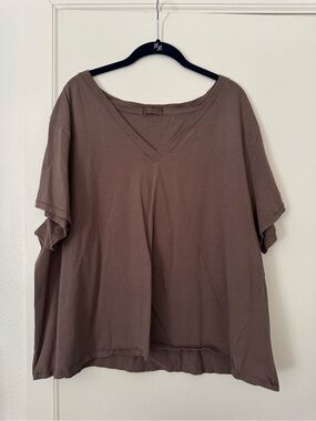 nuuds V-Neck Everyday Tee in Mocha